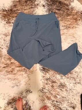 Lolë Gray Yoga Pants – Comfortable & Versatile